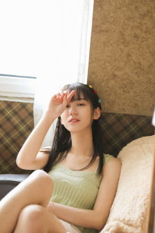 两个男人吮她的花蒂和奶水视频